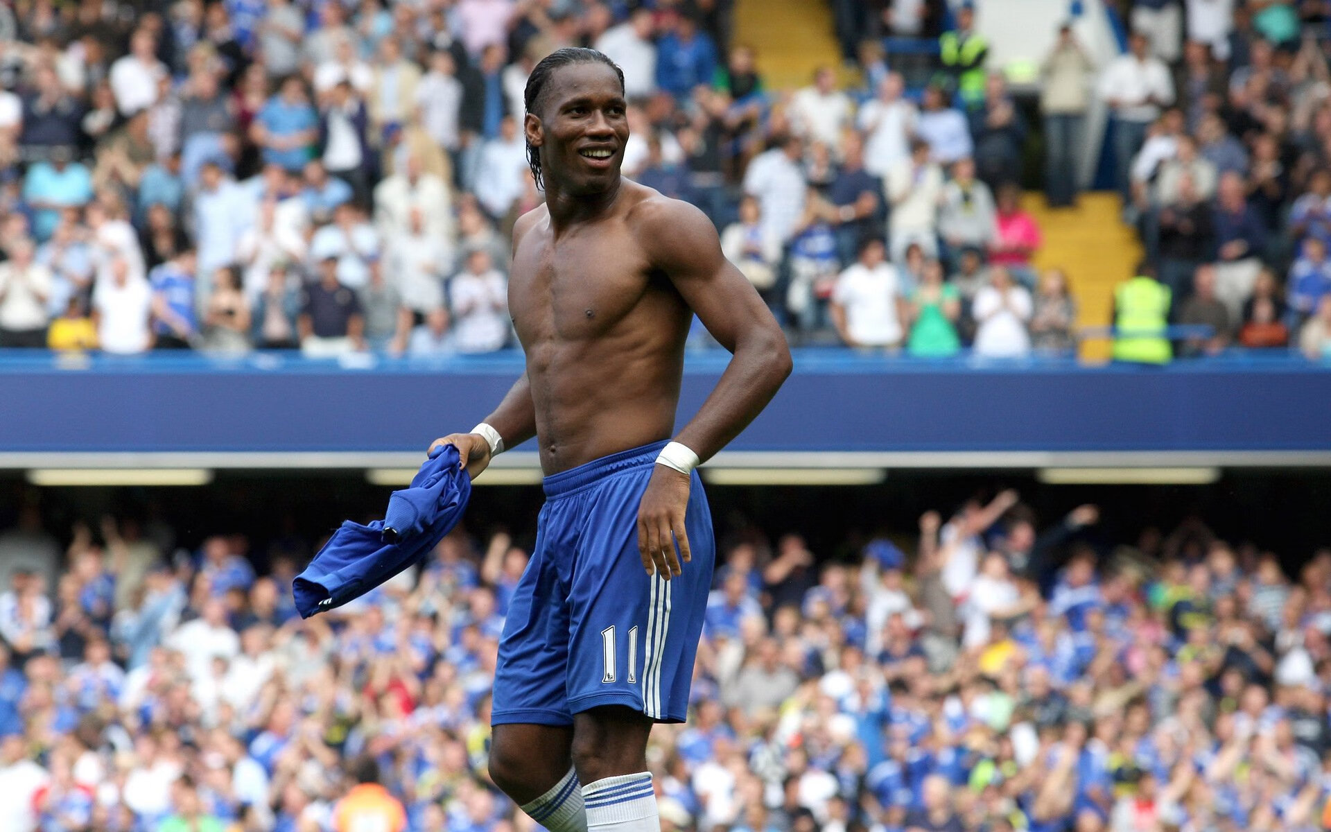 米兰真人-球场外的公益力量：足球推动社会责任的新维度，足球场意义  第4张